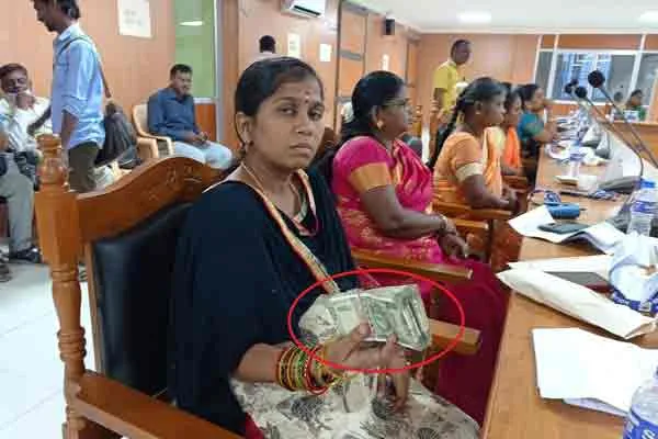 Woman councilor with bribe money in Sivakasi Corporation meeting 