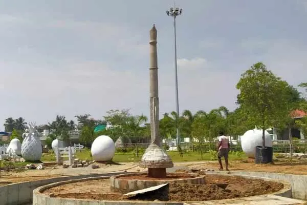 Kalaignar's pen statue in puthukottai park 