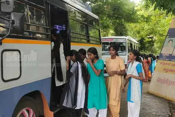 Puthukottai Keeramanglam government school arranged van for neet students  