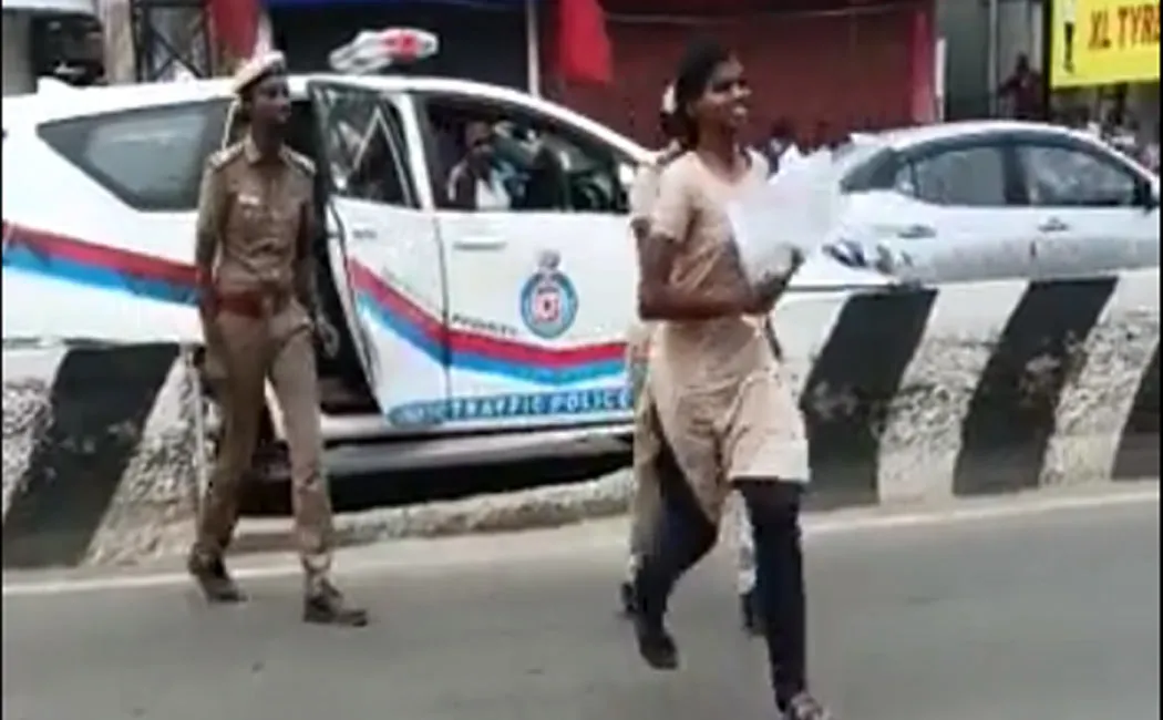 traffic police helped the student who was in trouble   reach the NEET examination center