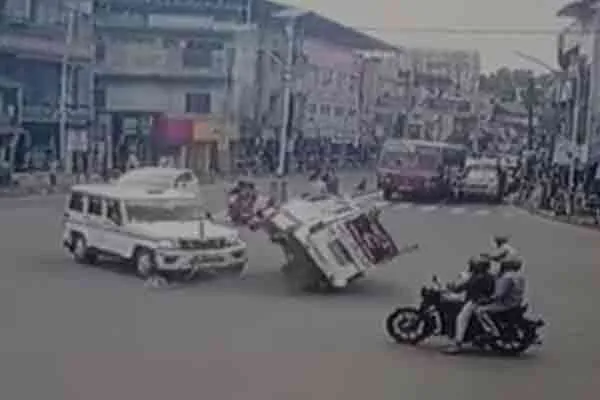 Minister's vehicle collides with ambulance 