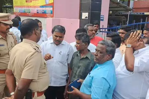 Not providing proper medicine.. Lawyers struggle in front of government hospital