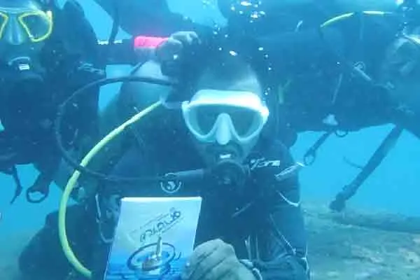 Poet K. Mani Ezhilan's Valentine's Day world record