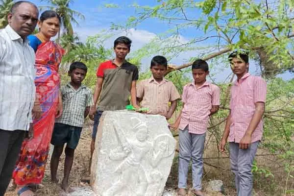 The middle stones that describe the heroic history found by the students!