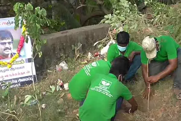 Public paying homage to vivek by sapling 