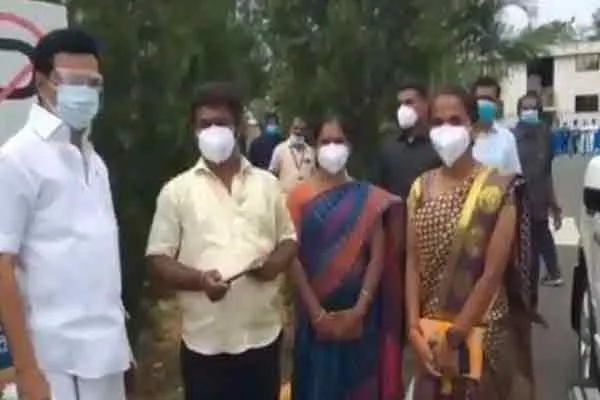 CM MK Stalin Congrats the young woman who helped old lady in salem 