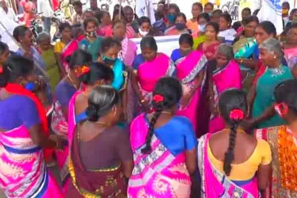 Cylinder price issue women demand to government to reduce price 