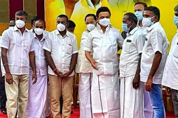 The incident where ADMK councilors joined hands with DMK has caused a great stir in Karur ..!