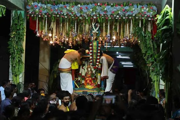 Worship took place without devotees. Historically famous Sankara Narayana Swamy temple adicapasuk scene ..!