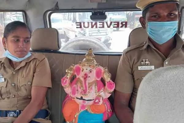Police seize Ganesha idols in public place