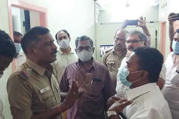 Jewelry shop owners besiege police station ..!