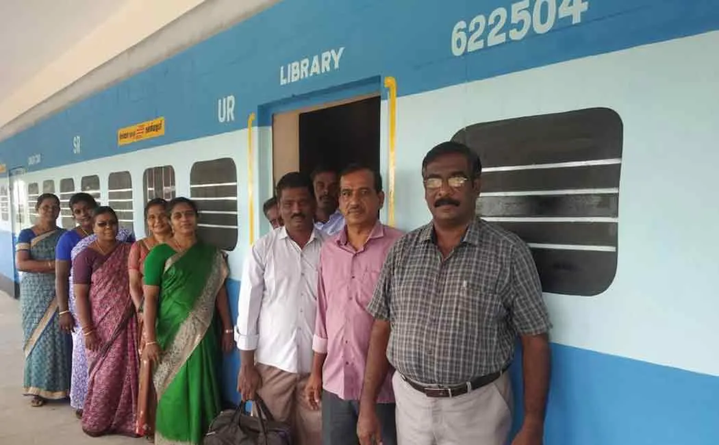 Puthukottai government school head master and teacher painted class room like train 