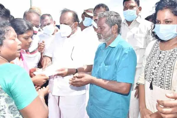 Pudukottai fisherman's body buried Minister  Tribute to in person!