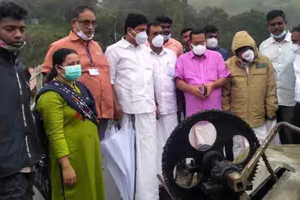 Minister Duraimurugan who went to the Mullai Periyar Dam for inspection 