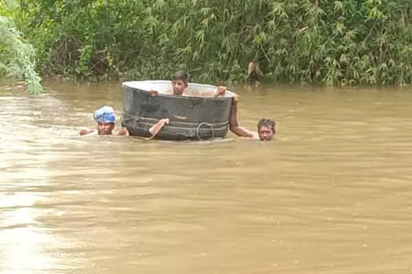 Farmers crossing the stream without realizing the danger!