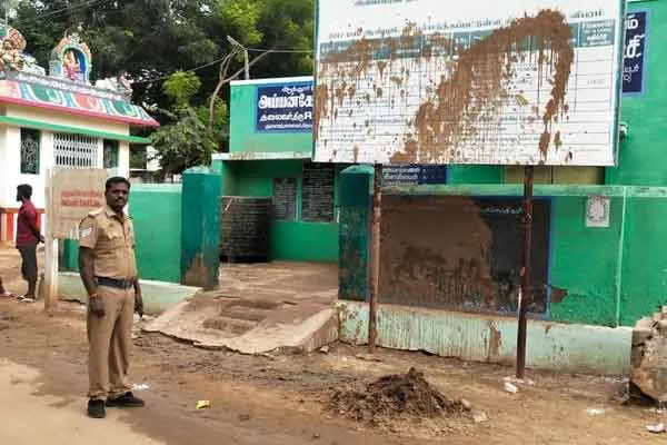 Mysterious people pouring mud on the Panchayat office! Police investigation!