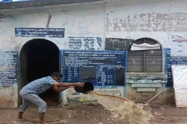 Flood water entering ration shop! 7 tons of waste rice!