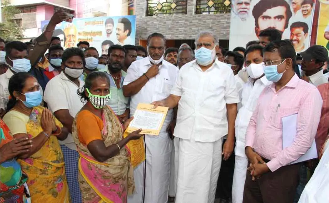 Workers who put the work order at the Kalaignar memorial and did the honors!