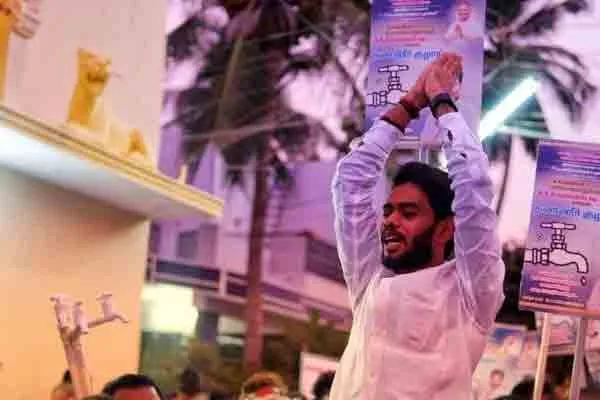 Independents collecting votes 