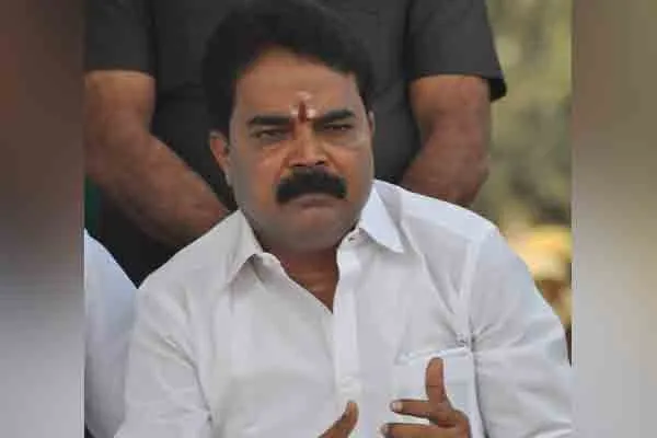 Police raid Edappadi shadow farm house Hoarding money and gifts for voters?