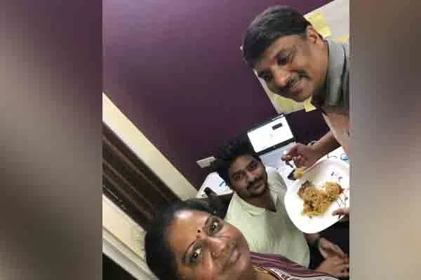 Senior IAS officer cooked for wife on Women's Day.  Video goes viral!
