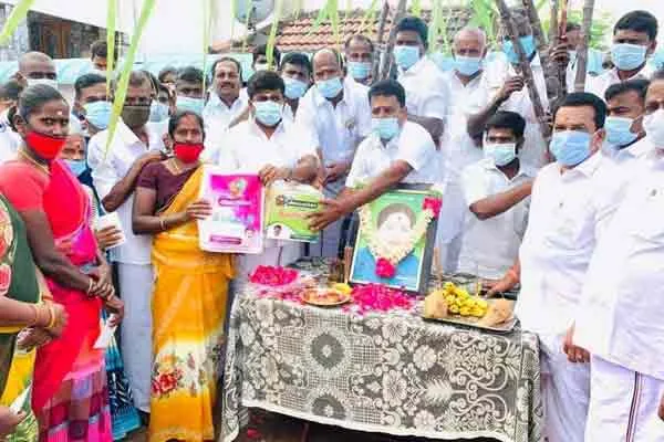 Vijayabaskar distributed   Pongal gift puthukottai 