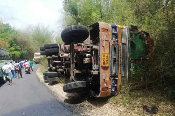 Road not paved! Accidents to follow! People who landed at the picket!