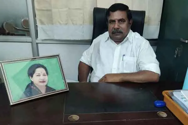 ADMK members oppose to Salem District Secretary Elangovan  