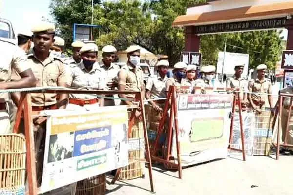 Farmers who came to the Collector's office ...  police on security duty ..!