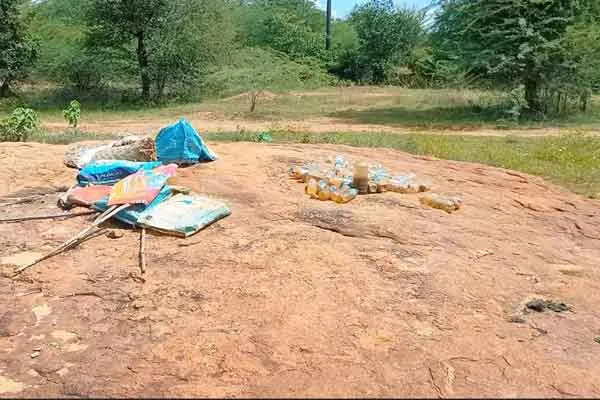 My girlfriend will come one day .. Boyfriend who has been waiting for 20 years on the roadside rock ..