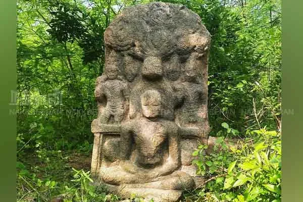 Discover the gallows lingam with Mahavira sculpture included!