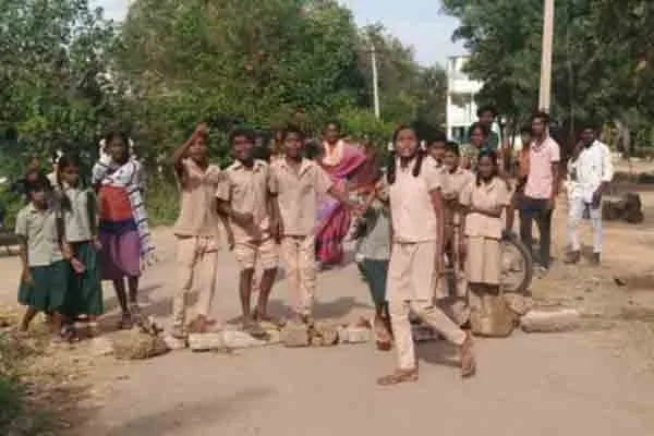 school student case! Students and parents struggle  against the arrival of the suspended teachers!