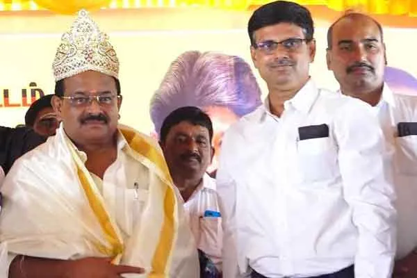 Auto drivers lifting Minister Chakrabany 