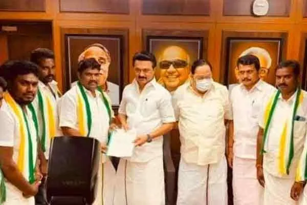 Vettuva gounder people show's their supports to DMK 