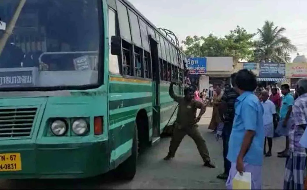 govt bus conductor beat  passenger