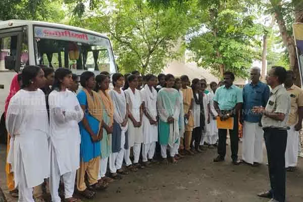 Puthukottai Keeramanglam government school arranged van for neet students  