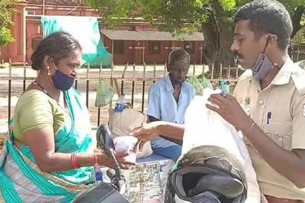 ‘Take it if you are hungry ..’ Young people feeding the hungry of the helpless ..