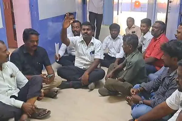Not providing proper medicine.. Lawyers struggle in front of government hospital