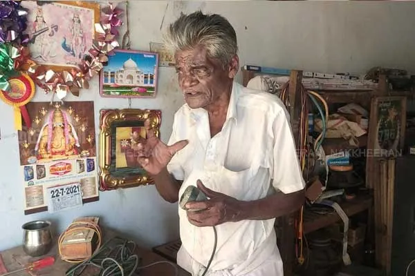 Mic set Manikandan who offers mic to DMK Leaders 