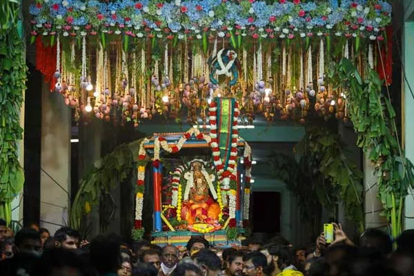 Worship took place without devotees. Historically famous Sankara Narayana Swamy temple adicapasuk scene ..!