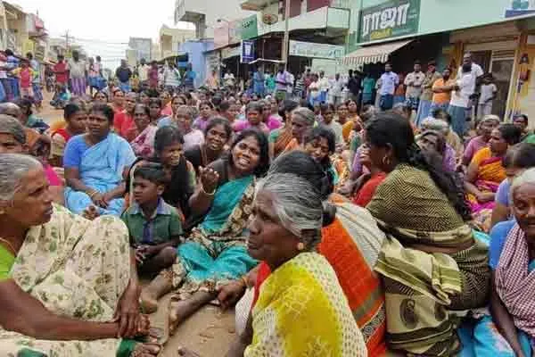 Thenkasi auto driver passes away  relative demanding arrest of mysterious gang ..
