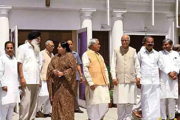 History of Dissolution of Vajpayee regime by Jayalalitha 
