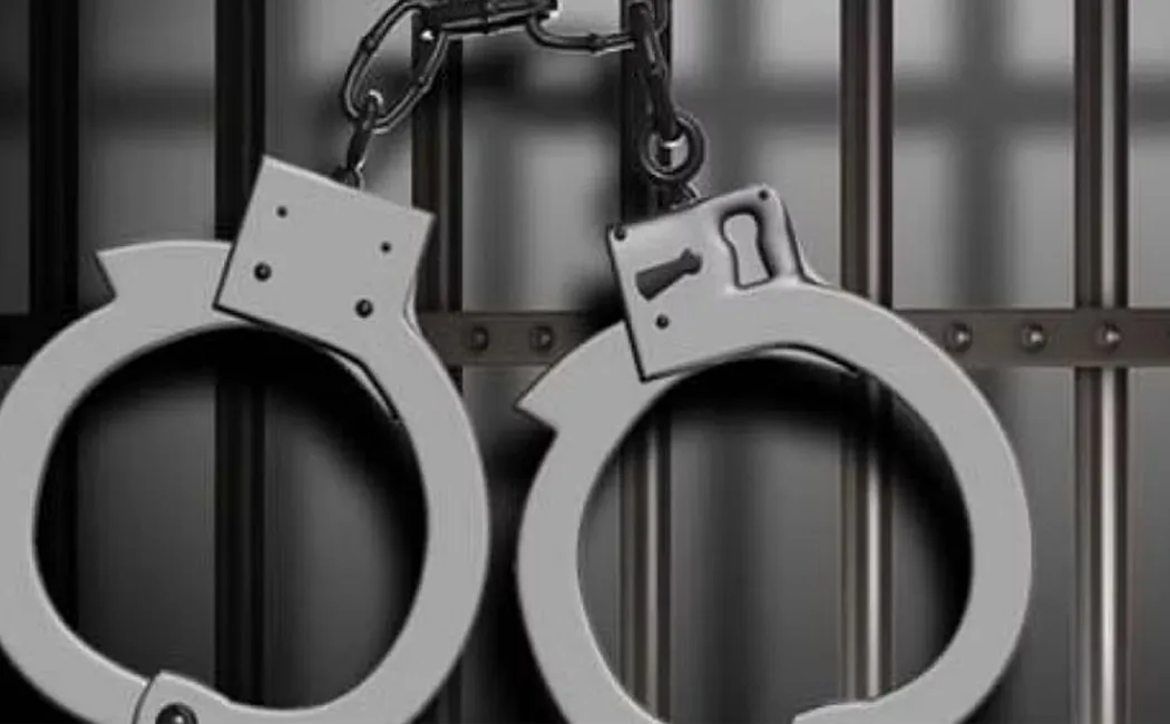 2 employees of the highway department who took bribes were arrested!