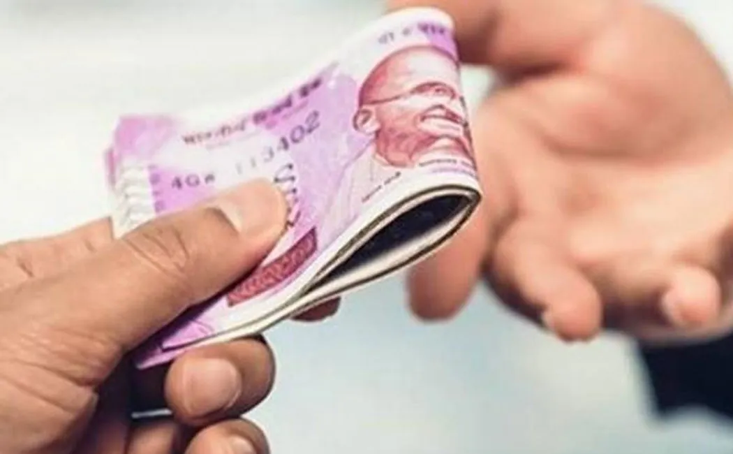 worker who accepted bribe of Rs 25 thousand from  farmer to buy paddy was arrested