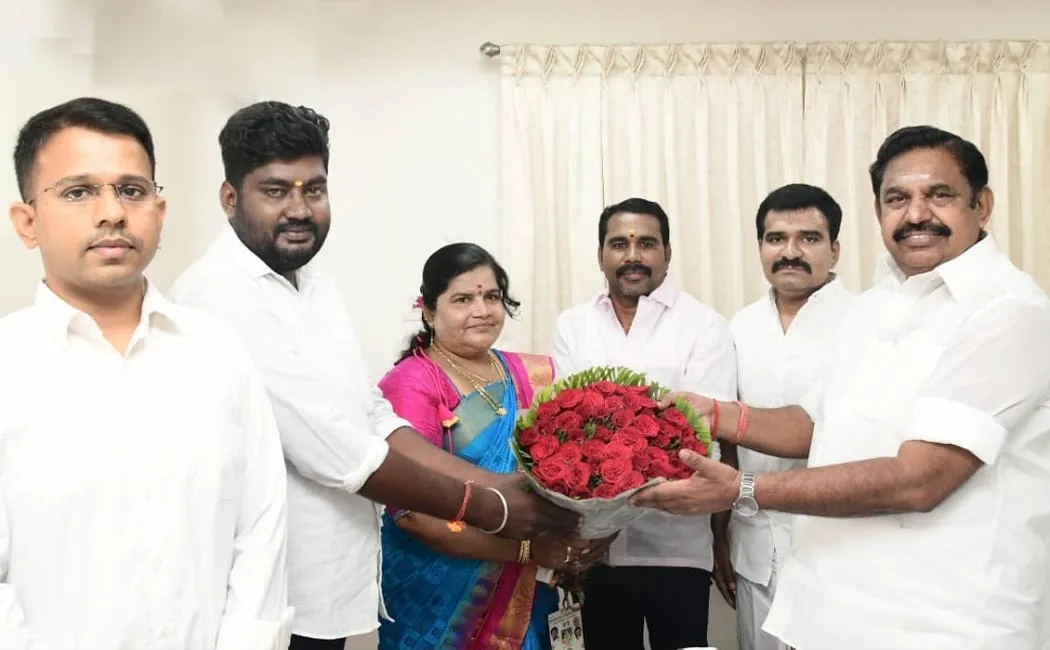 Two more executives left the BJP and joined the AIADMK