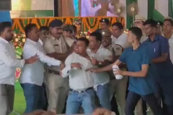 Tomato thrown at VK Pandian in Odisha