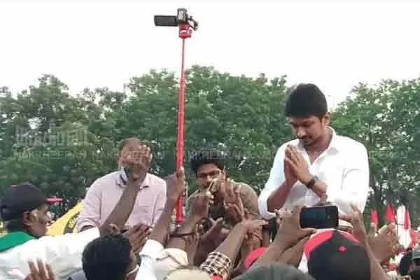 DMK Udhayanithi visit dhoni fan house in thittakudi 