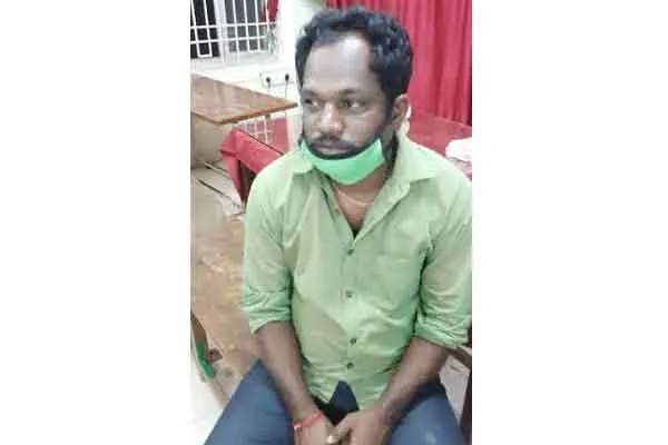 Two arrested for making fake stamps and swindling jewelery and money claiming that the they will arrange government jobs!