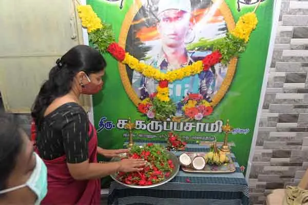 DMK MP Kanimozhi met karupusami who passes away in kashmir 