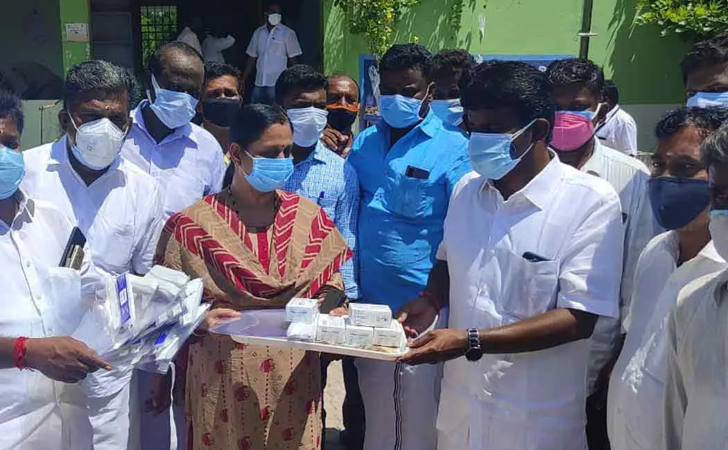 vijayabasakar provided mask for front line workers 